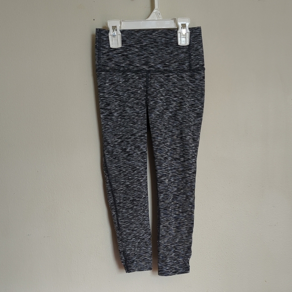 3 for $10 Bundle Sale! All In Motion Black + Gray Capri Leggings Girls Size S 6 - Picture 1 of 4